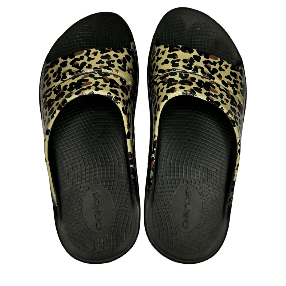 Oofs Women's Black and Tan Leopard Slippers